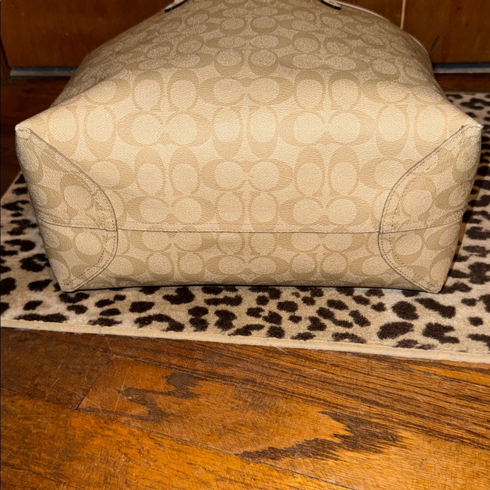 •COACH•WHITE & BEIGE REVERSIBLE CITY TOTE IN SIGNATURE “C” CANVAS & LEATHER EUC - Picture 12 of 16